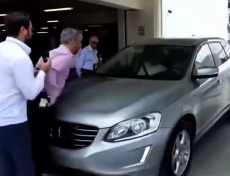 Bukan Bos Volvo! Kecelakaan Rem Otomatis Viral di Dealer Dominika