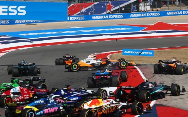 Kecelakaan Beruntun Sebabkan Duo McLaren Tumbang, Max Verstappen Kuasai Sprint Race F1 Amerika 2025