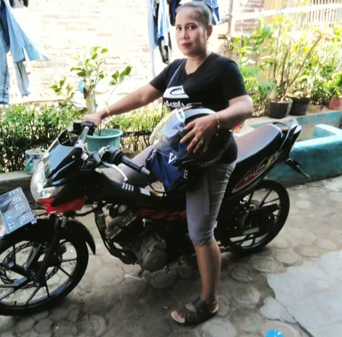Enah, Lady Biker Asal Plumbon Cirebon: Buktikan Hobi Riding Tak Lekang Di Makan Zaman