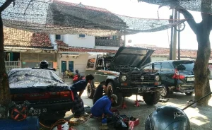 Kreatif Berdayakan Masyarakat: Halaman Terbengkalai Disulap Jadi Bengkel Mobil Profesional