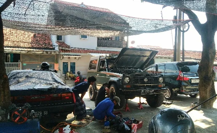 Kreatif Berdayakan Masyarakat: Halaman Terbengkalai Disulap Jadi Bengkel Mobil Profesional